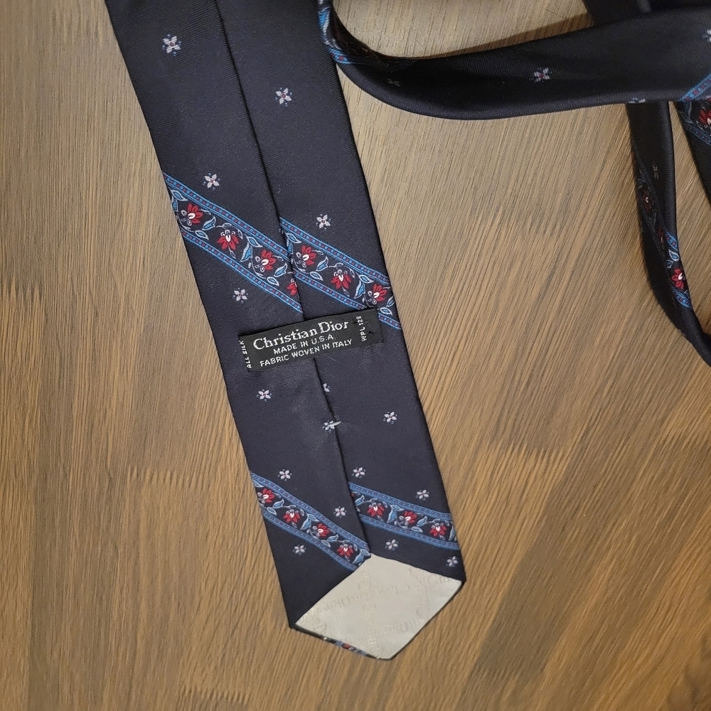 Christian Dior Men's Blue And Red Patterned All Silk Neck Tie Made In USA - Picture 3 of 5